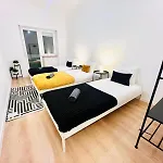 Хостел Rooms, Ideal Location For Tourists