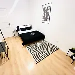 Хостел Rooms, Ideal Location For Tourists