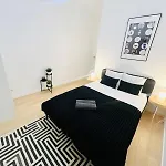 Хостел Rooms, Ideal Location For Tourists