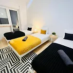 Хостел Rooms, Ideal Location For Tourists