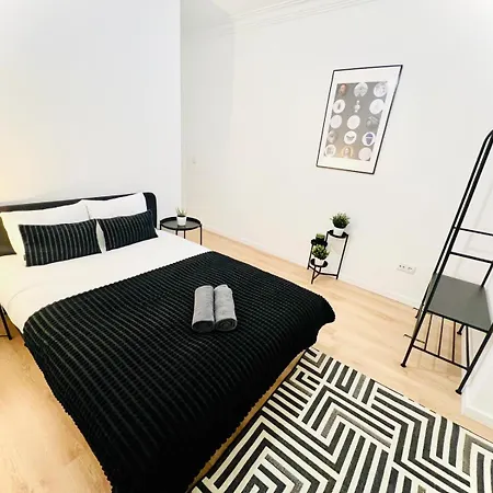 Rooms, Location For Tourists 旅馆 *