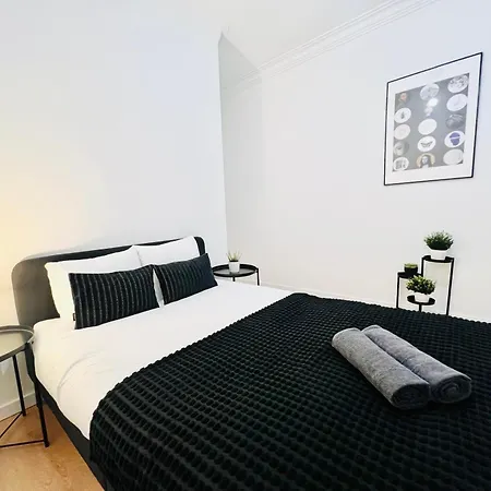 Hostel Rooms, Ideal Location For Tourists