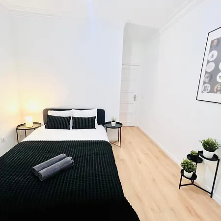 Hostel Rooms, Ideal Location For Tourists *