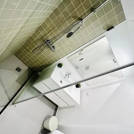 Hostel Rooms, Ideal Location For Tourists *